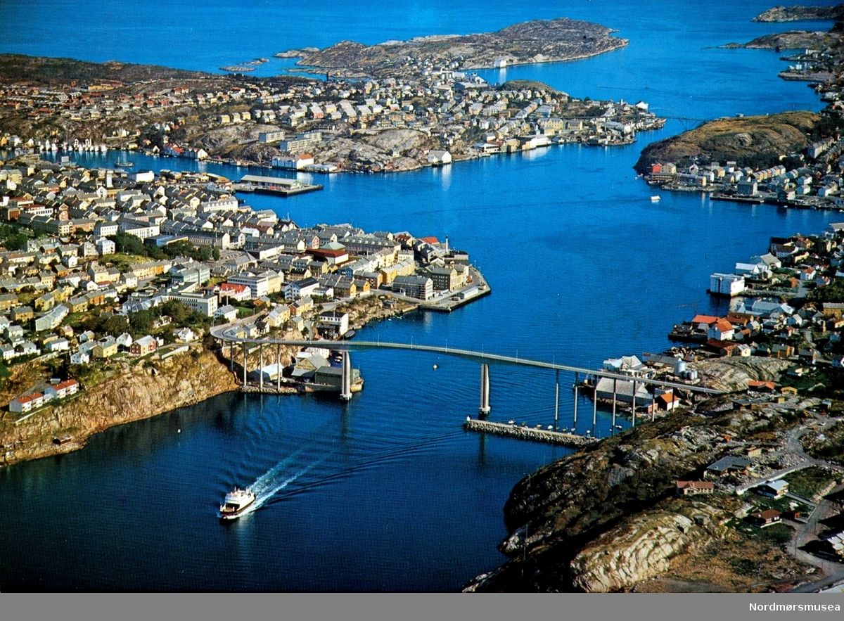 Flyfoto av havna i Kristiansund med Innlandet til høyre, hvor det bygges nye hus.